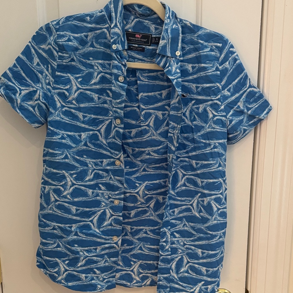 Vineyard vines performance button down size small (8-10)